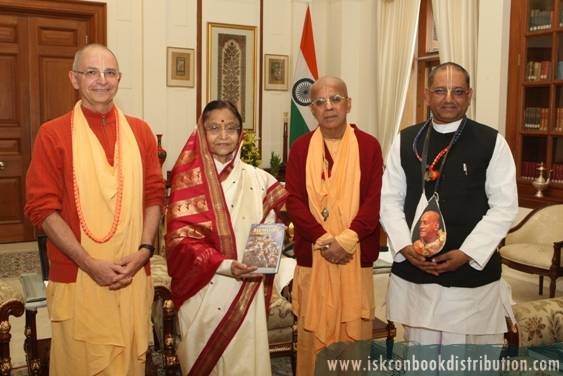 Ex President of India Recive Bhagvad Gita from Gopal Krishna Goswami