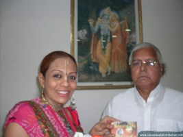 Gita Distribution to Lalu Prasad yadav by Bhaktin Radhika