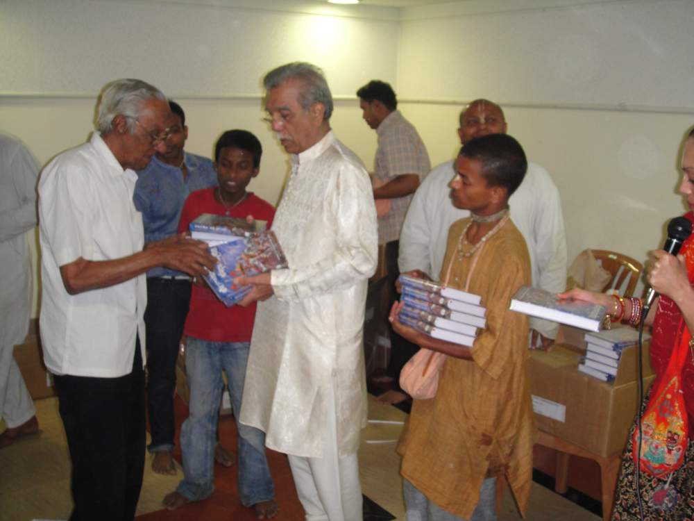 Distributing Bhagavad Gitas
