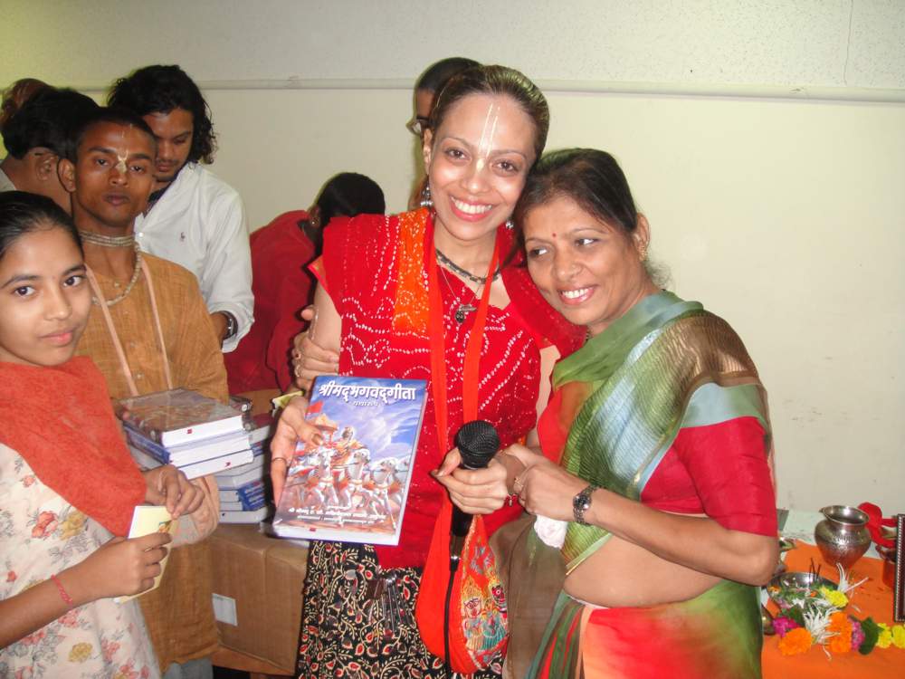 Distributing Bhagavad Gitas