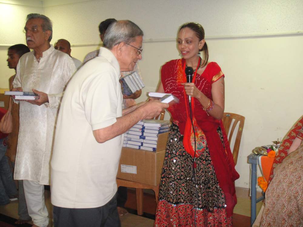 Distributing Bhagavad Gitas