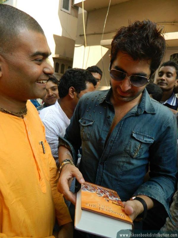 Bengali Actor Jeet Receiving Bhagavad Gita