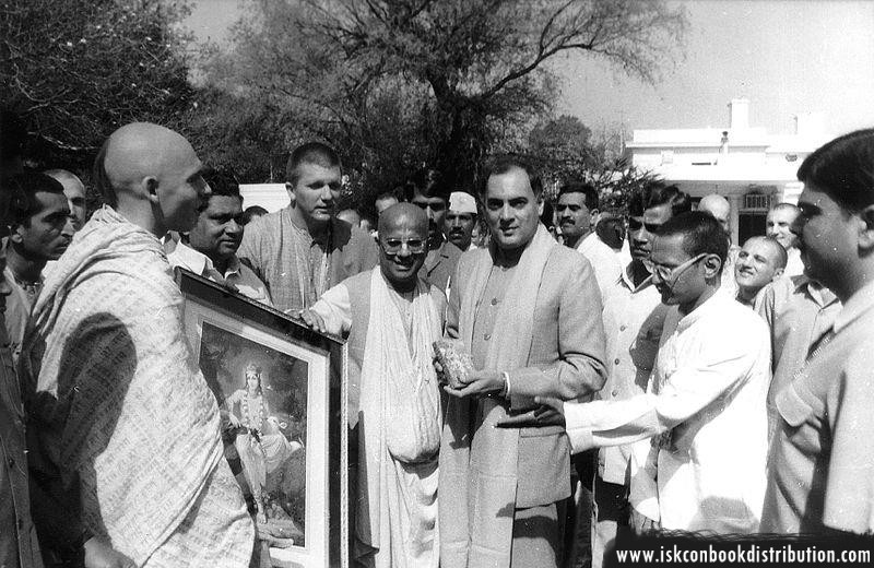 Ex- Prime Minister of India Rajiv Gandhi Receive Bhagavad Gita