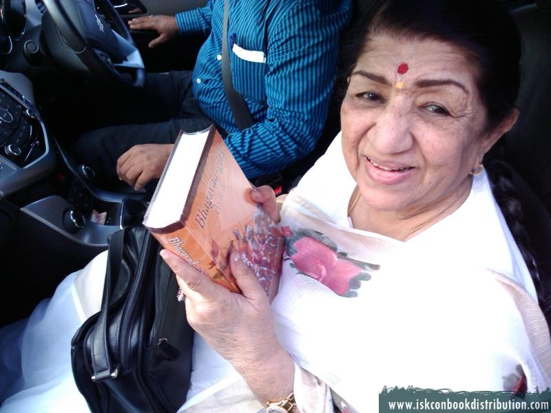 Famous Indian Singer Lata Mageshkar receives Bhagavad Gita