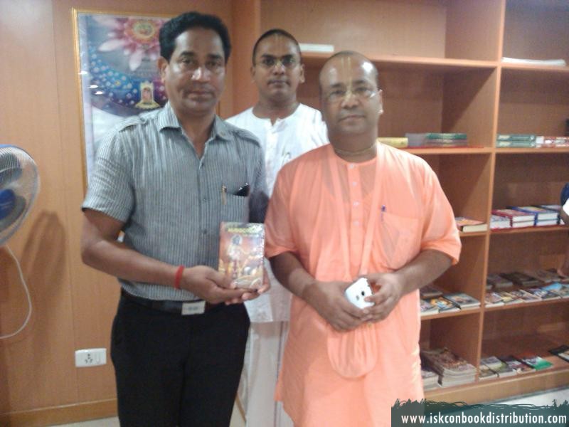 ISKCON Juhu Devotee give Gita to Maharastra Police Inspector