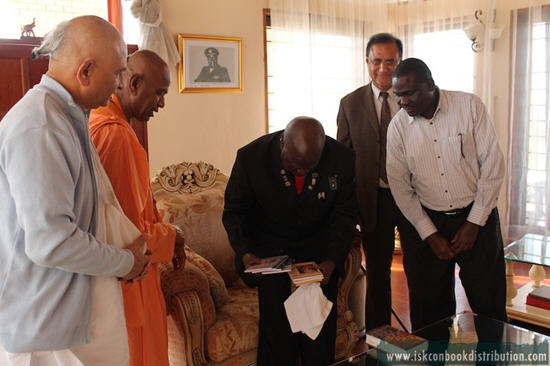 Zambia’s President HE Dr Kenneth Kaunda gets Srila Prabhupada’s books and Bhagavad Gita