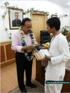 Dr Harsh Vardhan recived Srila Prabhupada Bhagvad Gita