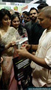 South Indian Superstar Shriya Saran Recieve Bhagavad Gita As It is